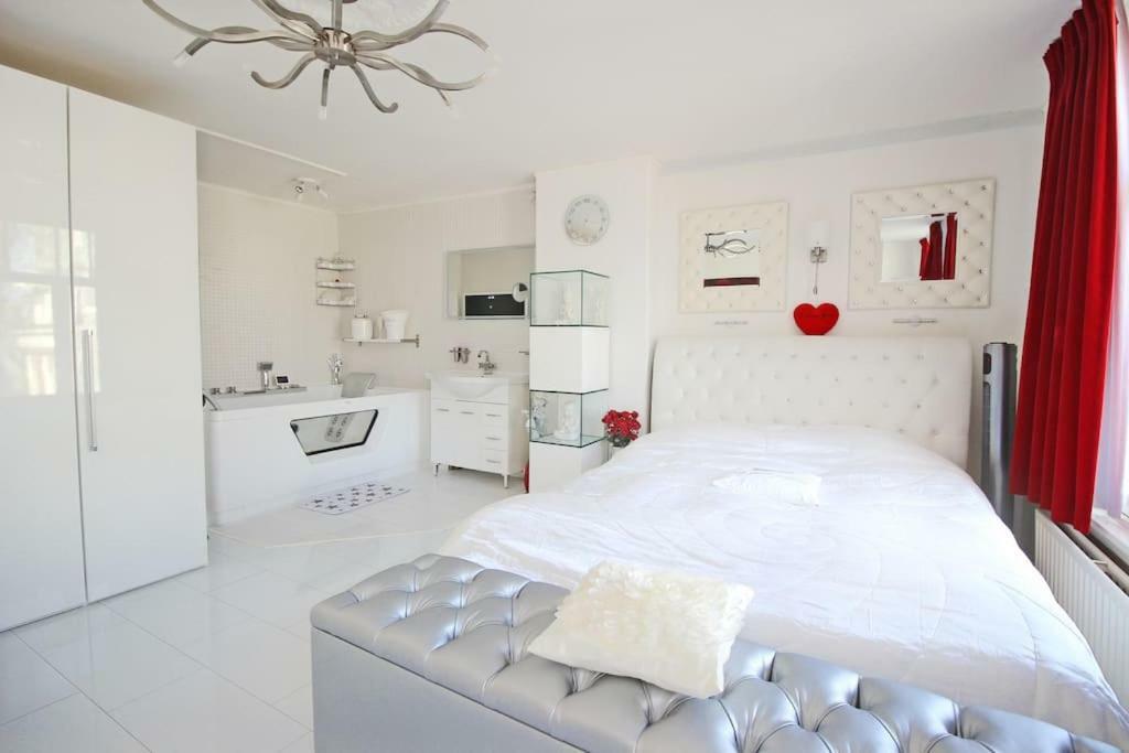 White Luxury Penthouse In City Centre Амстердам Екстериор снимка
