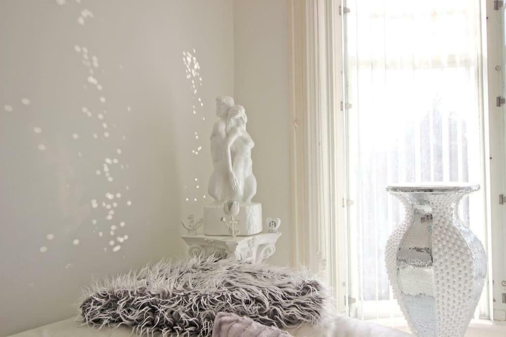 White Luxury Penthouse In City Centre Амстердам Екстериор снимка